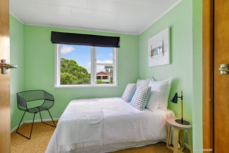 Photo of property in 16 Bancroft Terrace, Newlands, Wellington, 6037