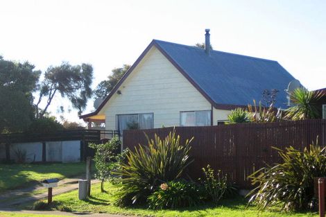 Photo of property in 18 Simcox Street, Otaki Beach, Otaki, 5512