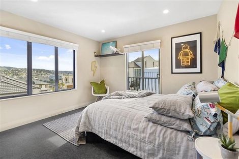 Photo of property in 5 Bunker Way, Strathmore Park, Wellington, 6022