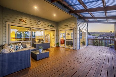 Photo of property in 3 Karaka Road, Kawakawa Bay, Papakura, 2585