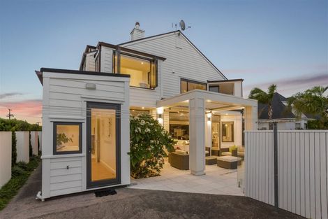 Photo of property in 235 Bleakhouse Road, Mellons Bay, Auckland, 2014