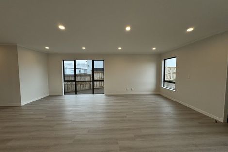 Photo of property in 17 Makenu Crescent, Wainui, 0992