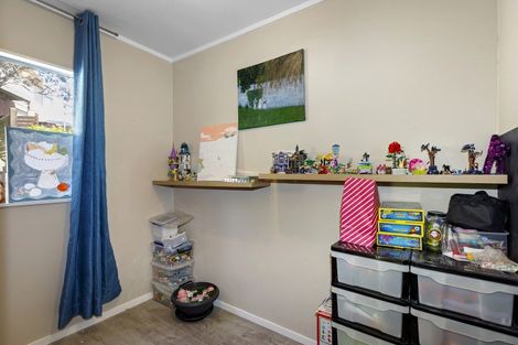 Photo of property in 52 Colchester Crescent, Newlands, Wellington, 6037