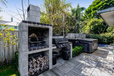 Photo of property in 77 Brooklands Road, Brooklands, New Plymouth, 4310