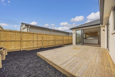 Photo of property in 17 Cara Avenue, Kumeu, 0810