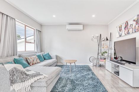 Photo of property in 2/33 Lowtherhurst Road, Massey, Auckland, 0614