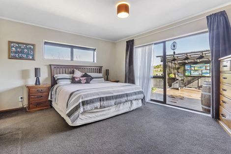 Photo of property in 33 Channing Crescent, Botany Downs, Auckland, 2010