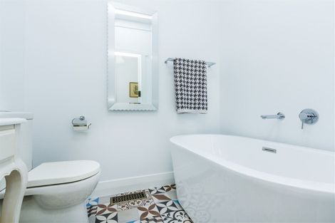 Photo of property in 18 William Bond Street, Stanley Point, Auckland, 0624