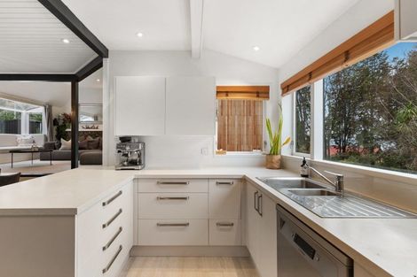 Photo of property in 32 Evergreen Place, Sunshine Bay, Queenstown, 9300