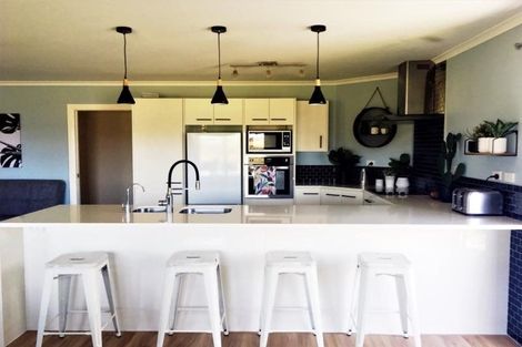 Photo of property in 463 Waitakere Road, Taupaki, Henderson, 0782