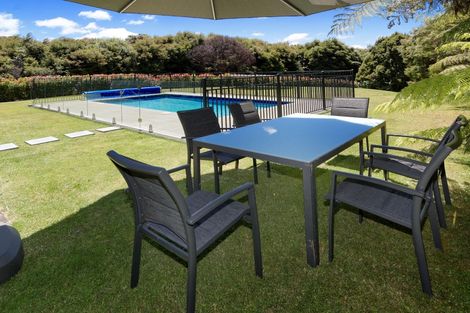 Photo of property in 33 Cochran Road, Oratia, Auckland, 0604