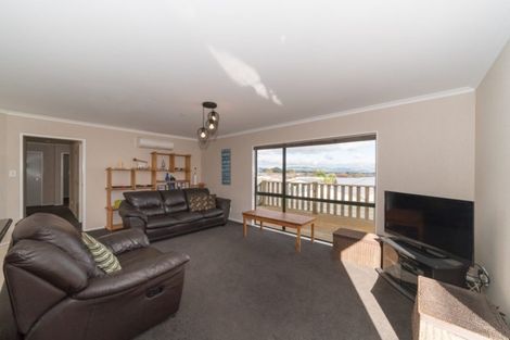 Photo of property in 12 Lydia Place, Kelvin Grove, Palmerston North, 4414