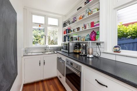 Photo of property in 60 Milton Road, Bluff Hill, Napier, 4110