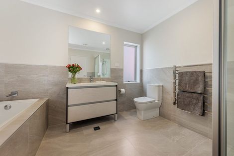 Photo of property in 10 Waimoana Close, Massey, Auckland, 0614