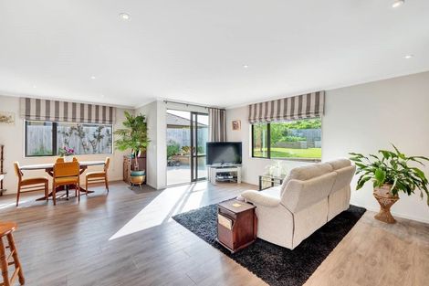 Photo of property in 8 Drumkeen Place, Rosehill, Papakura, 2113