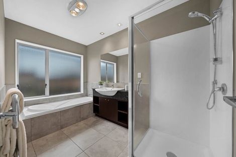 Photo of property in 5 Alvre Place, Flat Bush, Auckland, 2016