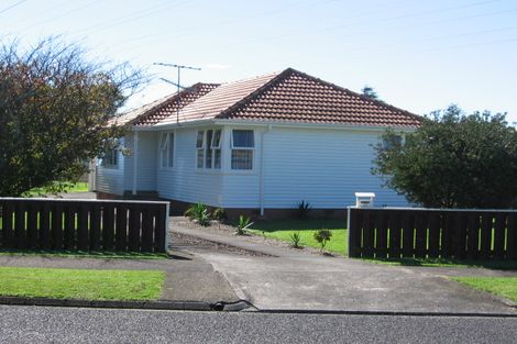 Photo of property in 66 Edgewater Drive, Pakuranga, Auckland, 2010