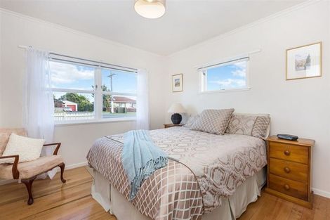 Photo of property in 1/136 Chivalry Road, Glenfield, Auckland, 0629