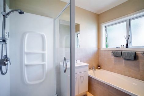 Photo of property in 2/98 Queen Street, Northcote Point, Auckland, 0627