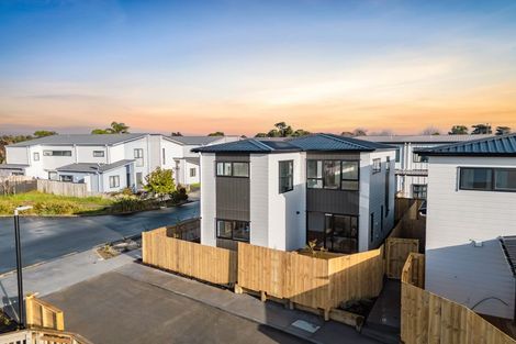 Photo of property in 1/32 Tapuwae Way, Mangere Bridge, 2022