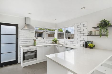 Photo of property in 2/5 Mannering Place, Hillcrest, Auckland, 0627