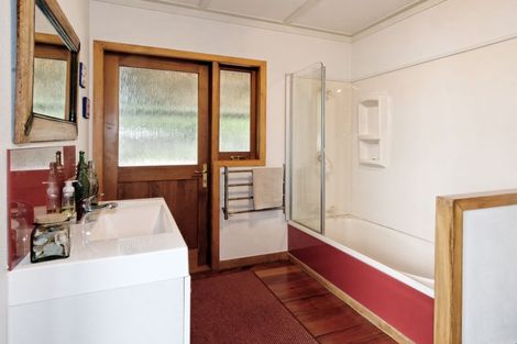 Photo of property in 10 Kohu Road, Titirangi, Auckland, 0604