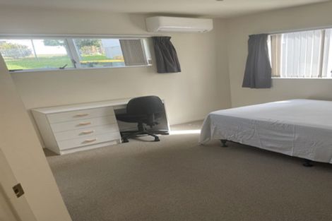 Photo of property in 2/479 Glenfield Road, Glenfield, Auckland, 0629