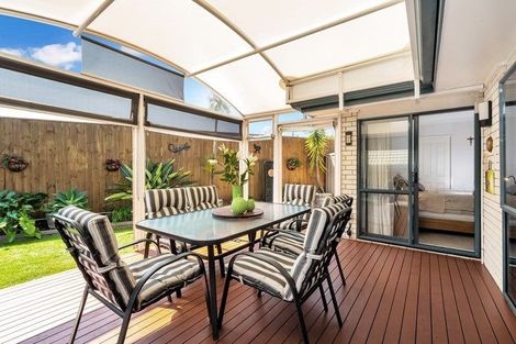 Photo of property in 98 Golfland Drive, Golflands, Auckland, 2013