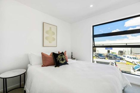 Photo of property in 60 Rauemi Way, Te Atatu South, Auckland, 0610