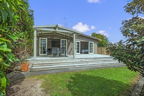 Photo of property in 1 Weber Place, Roslyn, Palmerston North, 4414