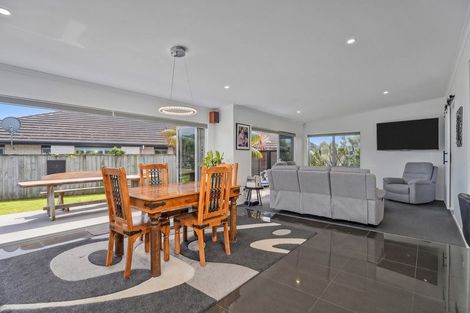 Photo of property in 18 Roseberry Place, Whitianga, 3510