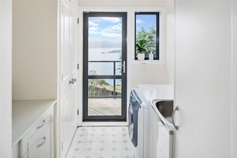 Photo of property in 18 Bennett Grove, Newlands, Wellington, 6037