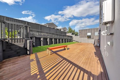 Photo of property in 28 Roxborough Place, East Tamaki Heights, Auckland, 2016