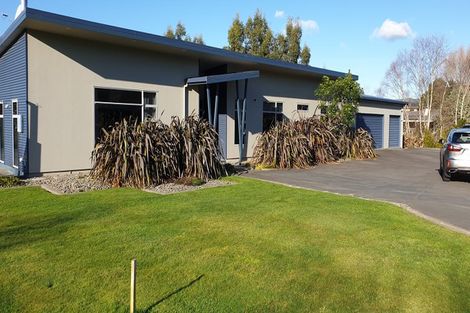 Photo of property in 28 Titirangi Drive, Fitzherbert, Palmerston North, 4471