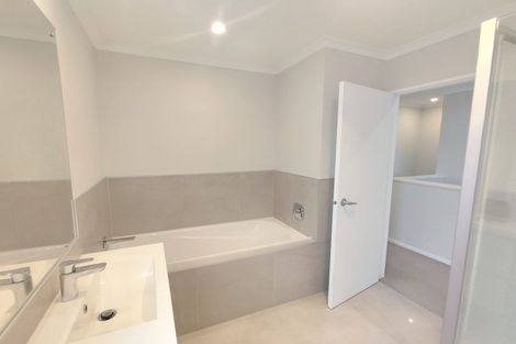 Photo of property in 3 Ambar Ridge Avenue, Massey, Auckland, 0614
