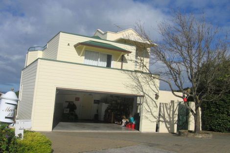 Photo of property in 11 George Gee Drive, Korokoro, Lower Hutt, 5012