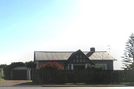 Photo of property in 1/4194 Great North Road, Glendene, Auckland, 0602