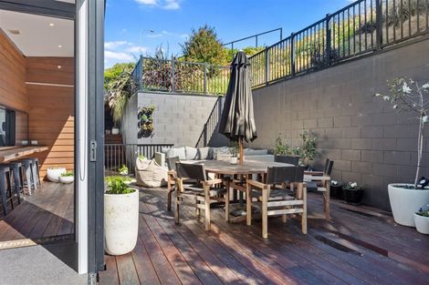 Photo of property in 17 Drayton Drive, Mount Pleasant, Christchurch, 8081