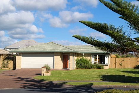 Photo of property in 23 John Lister Close, Golflands, Auckland, 2013