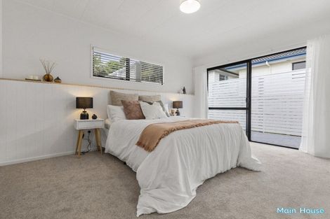 Photo of property in 8 Kupari Place, Totara Vale, Auckland, 0629