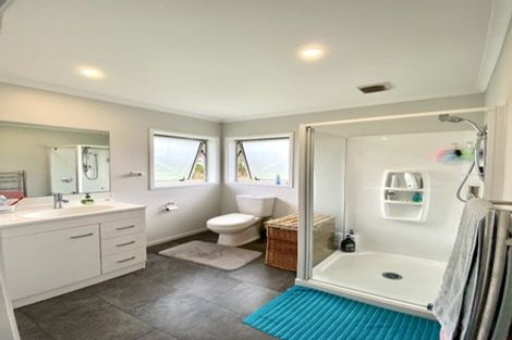 Photo of property in 4 Cory Jane Grove, Riverstone Terraces, Upper Hutt, 5018