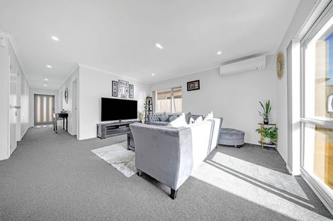 Photo of property in 14 Whareatua Avenue, Takanini, 2112