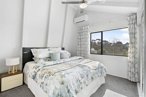 Photo of property in 17 Noeleen Street, Glenfield, Auckland, 0629