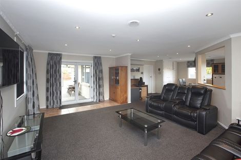 Photo of property in 69 Farquhars Road, Redwood, Christchurch, 8051