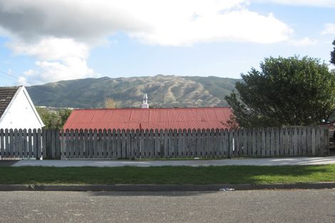 Photo of property in 5 Somerset Place, Cannons Creek, Porirua, 5024