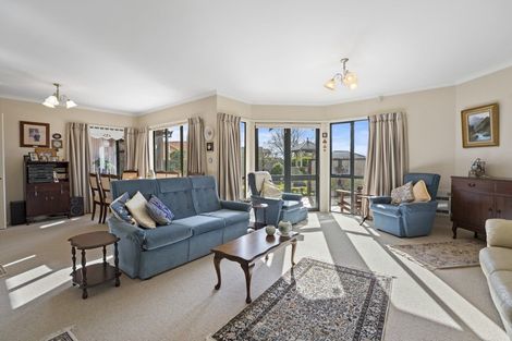 Photo of property in 17 Greenwood Place, Fitzherbert, Palmerston North, 4410