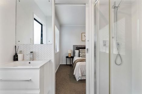 Photo of property in 2/10 Knights Road, Rothesay Bay, Auckland, 0630