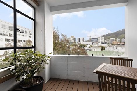 Photo of property in Endeavour Apartments, 12/125 Thorndon Quay, Pipitea, Wellington, 6011