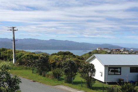 Photo of property in 19 Ladbrooke Drive, Newlands, Wellington, 6037