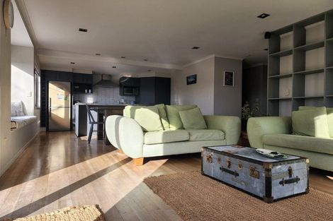 Photo of property in 10 Donnelly Street, Oakura, 4314